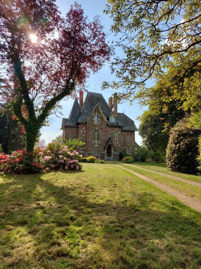 Le Manoir Des Rochers Bouere Exterior foto